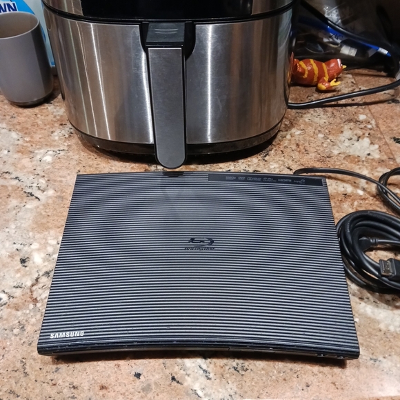 Samsung BD-J5100/ZA Blu-ray & DVD Player w/HDMI cable. No Remote ( Works!) - Picture 2 of 11